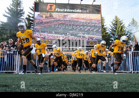 18. September 2010 - Laramie, Wyoming, Vereinigte Staaten von Amerika - Wyoming Spieler betreten das Stadion.  Boise State besiegt Wyoming, 51-6, im War Memorial Stadion. (Kredit-Bild: © Andrew Fielding/Southcreek Global/ZUMApress.com) Stockfoto