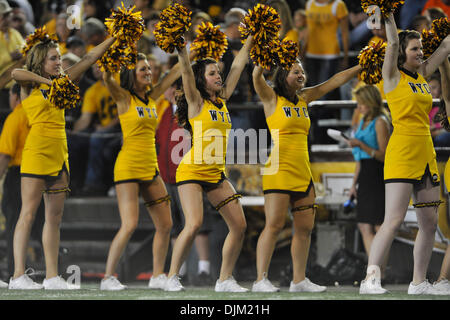 18. September 2010 führen - Laramie, Wyoming, Vereinigte Staaten von Amerika - Wyoming Cheerleader während des Spiels wie Boise State Wyoming, 51-6, im War Memorial Stadion besiegt. (Kredit-Bild: © Andrew Fielding/Southcreek Global/ZUMApress.com) Stockfoto