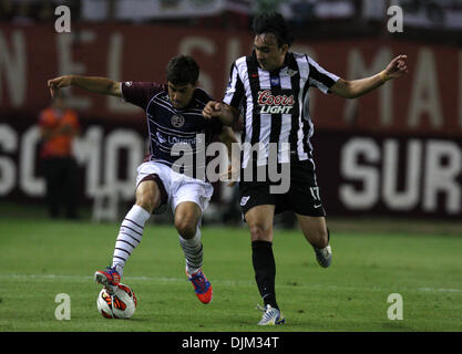 Lanus, Argentinien. 29. November 2013. Carlos Araujo (L) des argentinischen Lanus wetteifert um den Ball mit Osmar Molinas Paraguays Libertad während das Halbfinale Rückspiel entsprechen der South American Cup, in der Lanus-Stadion in der Stadt von Lanus, 20 km von Buenos Aires, Hauptstadt von Argentinien, am 28. November 2013 statt. Bildnachweis: Martin Zabala/Xinhua/Alamy Live-Nachrichten Stockfoto