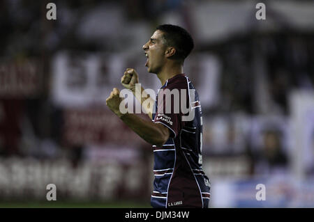 Lanus, Argentinien. 29. November 2013. Diego Gonzalez von der argentinischen Lanus feiert nach seinem Tor im Halbfinale Rückspiel entsprechen der South American Cup gegen Paraguays Libertad, in der Lanus-Stadion in der Stadt von Lanus, 20 km von Buenos Aires, Hauptstadt von Argentinien, am 28. November 2013 statt. Bildnachweis: Martin Zabala/Xinhua/Alamy Live-Nachrichten Stockfoto