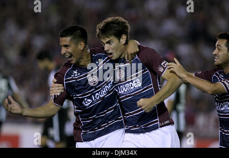 Lanus, Argentinien. 29. November 2013. Diego Gonzalez (L) des argentinischen Lanus feiert nach seinem Tor mit seinen Teamkollegen Lucas Melano (C) und Lautaro Acosta während das Halbfinale Rückspiel entsprechen der South American Cup gegen Paraguays Libertadm im Lanus-Stadion in der Stadt von Lanus, 20 km von Buenos Aires, Hauptstadt von Argentinien, am 28. November 2013 statt. Bildnachweis: Martin Zabala/Xinhua/Alamy Live-Nachrichten Stockfoto