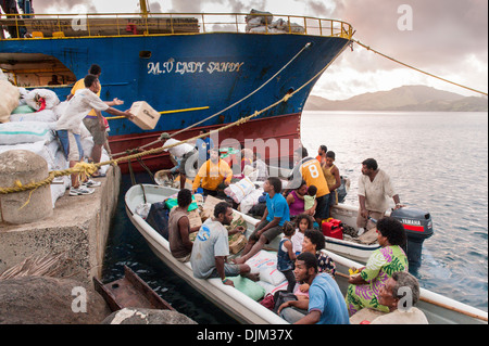 Langboote, alias "fiberglasses" laden mit Lieferungen und Passagiere aus dem Mutterschiff Lady Sandy für drei Dörfer innerhalb der Caldera. Totoya, Fidschi Stockfoto