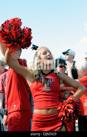 18. September 2010 - Lubbock, Texas, Vereinigte Staaten von Amerika - Texas Tech-Cheerleader bei den Raider gehen vor dem Spiel als die #6 Texas Longhorns besiegen die Texas Tech Red Raiders 24-14 im Spiel im AT&T Jones Stadium in Lubbock, Texas. (Kredit-Bild: © Steven Leija/Southcreek Global/ZUMApress.com) Stockfoto