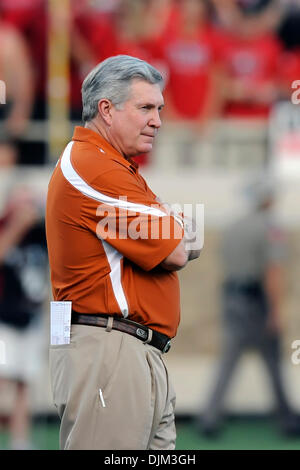 18. September 2010 - Lubbock, Texas, Vereinigte Staaten von Amerika - Texas Cheftrainer Mack Brown Stand zum Auftakt, wie #6 Texas Longhorns die Texas Tech Red Raiders 24-14 im Spiel im AT&T Jones Stadium in Lubbock, Texas besiegen. (Kredit-Bild: © Steven Leija/Southcreek Global/ZUMApress.com) Stockfoto