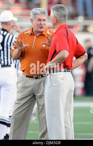 18. September 2010 - Cheftrainer Lubbock, Texas, Vereinigte Staaten von Amerika - Texas Cheftrainer Mack Brown und Texas Tech Tommy Tuberville vorherige zum Auftakt, wie #6 Texas Longhorns die Texas Tech Red Raiders 24-14 im Spiel im AT&T Jones Stadium in Lubbock, Texas besiegen. (Kredit-Bild: © Steven Leija/Southcreek Global/ZUMApress.com) Stockfoto