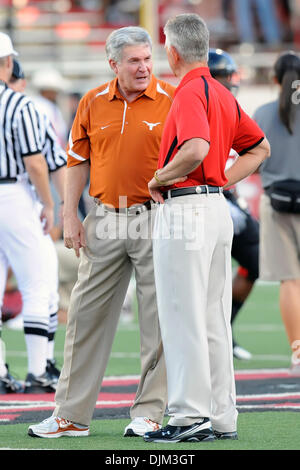 18. September 2010 - Cheftrainer Lubbock, Texas, Vereinigte Staaten von Amerika - Texas Cheftrainer Mack Brown und Texas Tech Tommy Tuberville vorherige zum Auftakt, wie #6 Texas Longhorns die Texas Tech Red Raiders 24-14 im Spiel im AT&T Jones Stadium in Lubbock, Texas besiegen. (Kredit-Bild: © Steven Leija/Southcreek Global/ZUMApress.com) Stockfoto