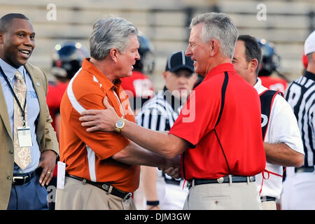 18. September 2010 - Cheftrainer Lubbock, Texas, Vereinigte Staaten von Amerika - Texas Cheftrainer Mack Brown und Texas Tech Tommy Tuberville vorherige zum Auftakt, wie #6 Texas Longhorns die Texas Tech Red Raiders 24-14 im Spiel im AT&T Jones Stadium in Lubbock, Texas besiegen. (Kredit-Bild: © Steven Leija/Southcreek Global/ZUMApress.com) Stockfoto