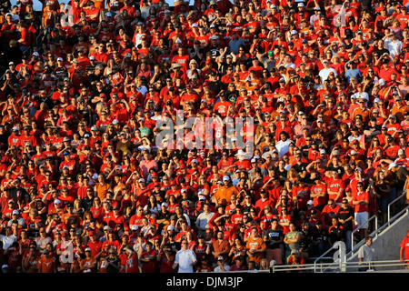 18. September 2010 - Lubbock, Texas, Vereinigte Staaten von Amerika - Texas Tech-Fans feuern ihre Mannschaft als die #6 Texas Longhorns besiegen die Texas Tech Red Raiders 24-14 im Spiel im AT&T Jones Stadium in Lubbock, Texas. (Kredit-Bild: © Steven Leija/Southcreek Global/ZUMApress.com) Stockfoto