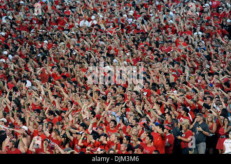 18. September 2010 - Lubbock, Texas, Vereinigte Staaten von Amerika - Texas Tech-Fans feuern ihre Mannschaft als die #6 Texas Longhorns besiegen die Texas Tech Red Raiders 24-14 im Spiel im AT&T Jones Stadium in Lubbock, Texas. (Kredit-Bild: © Steven Leija/Southcreek Global/ZUMApress.com) Stockfoto