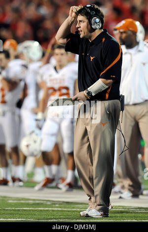 18. September 2010 - Lubbock, Texas, Vereinigte Staaten von Amerika - Texas defensive Coordinator Will Muschamp ruft die Stücke wie #6 Texas Longhorns die Texas Tech Red Raiders 24-14 im Spiel im AT&T Jones Stadium in Lubbock, Texas besiegen. (Kredit-Bild: © Steven Leija/Southcreek Global/ZUMApress.com) Stockfoto