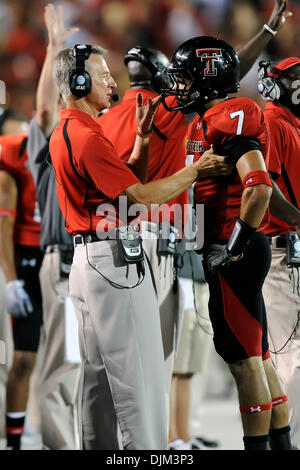 18. September 2010 - Lubbock, Texas, Vereinigte Staaten von Amerika - Texas Tech Kopf Trainer Tommy Tuberville Gespräche mit Texas Tech Red Raiders Cornerback Will Ford (7) nach dem Aufruf von Laste einer höhnische Strafe im 4. Quartal als #6 Texas Longhorns Niederlage die Texas Tech Red Raiders 24-14 im Spiel im AT&T Jones Stadium in Lubbock, Texas. (Kredit-Bild: © Steven Leija/Southcreek Gl Stockfoto