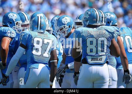 18. September 2010 North Carolina - Chapel Hill, North Carolina, Vereinigte Staaten von Amerika - Offensive bereitet das Feld Kenan Stadium in Chapel Hill, North Carolina zu nehmen. Georgia Tech besiegte North Carolina Tar Heels 30-24 (Credit-Bild: © Anthony Barham/Southcreek Global/ZUMApress.com) Stockfoto