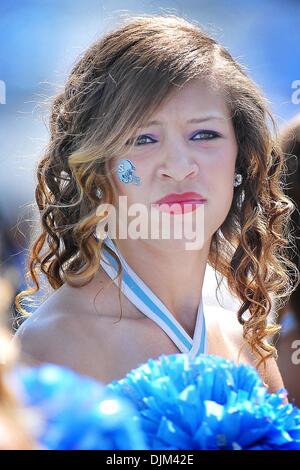 18. September 2010 schaut die Fans im Stadion Kenan in Chapel Hill, North Carolina - Chapel Hill, North Carolina, Vereinigte Staaten von Amerika - North Carolina Cheerleader auf. Georgia Tech besiegte North Carolina Tar Heels 30-24 (Credit-Bild: © Anthony Barham/Southcreek Global/ZUMApress.com) Stockfoto