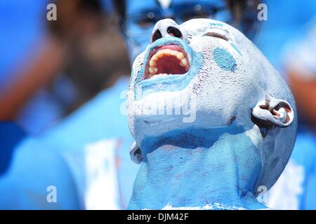 18. September 2010 Beifall für sein Team Kenan Stadium in Chapel Hill, North Carolina North Carolina - Chapel Hill, North Carolina, Vereinigte Staaten von Amerika - Fan. Georgia Tech besiegte North Carolina Tar Heels 30-24 (Credit-Bild: © Anthony Barham/Southcreek Global/ZUMApress.com) Stockfoto