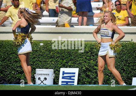 18. September 2010 feuern die Fans im Stadion Kenan in Chapel Hill, North Carolina - Chapel Hill, North Carolina, Vereinigte Staaten von Amerika - Georgia Tech Cheerleader. Georgia Tech besiegte North Carolina Tar Heels 30-24 (Credit-Bild: © Anthony Barham/Southcreek Global/ZUMApress.com) Stockfoto