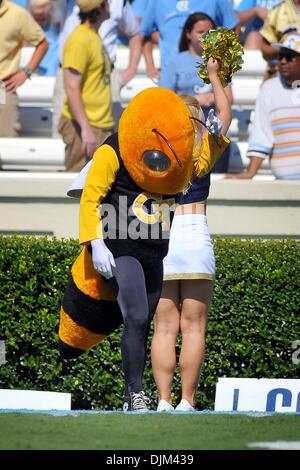 18. September 2010 - Chapel Hill, North Carolina, Vereinigte Staaten von Amerika - Georgia Tech Maskottchen Tänze entlang der Seitenlinie Kenan Stadium in Chapel Hill, North Carolina. Georgia Tech besiegte North Carolina Tar Heels 30-24 (Credit-Bild: © Anthony Barham/Southcreek Global/ZUMApress.com) Stockfoto