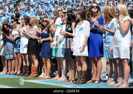 18. September 2010 warten auf die Spieler kommen aus dem Tunnel am Keenan Stadium in Chapel Hill, North Carolina North Carolina - Chapel Hill, North Carolina, Vereinigte Staaten von Amerika - Fans. Georgia Tech besiegte North Carolina Tar Heels 30-24 (Credit-Bild: © Anthony Barham/Southcreek Global/ZUMApress.com) Stockfoto