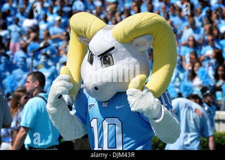 18. September 2010 Jubel für die Fans im Stadion Kenan in Chapel Hill, North Carolina North Carolina - Chapel Hill, North Carolina, Vereinigte Staaten von Amerika - Maskottchen. Georgia Tech besiegte North Carolina Tar Heels 30-24 (Credit-Bild: © Anthony Barham/Southcreek Global/ZUMApress.com) Stockfoto