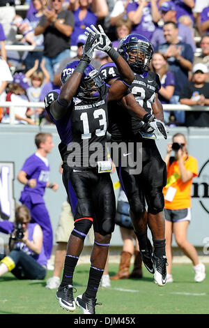 18. September 2010 feiern - Fort Worth, Texas, Vereinigte Staaten von Amerika - TCU Horned Frogs Wide Receiver Antoine Hicks (13) und TCU Horned Frogs Runningback Ed Wesley (34) einen Touchdown während des Spiels zwischen Texas Christian University und Baylor University. Der gehörnte Frösche besiegt die Bären 45-10. (Kredit-Bild: © Jerome Miron/Southcreek Global/ZUMApress.com) Stockfoto