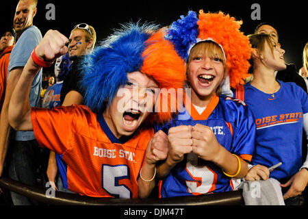 18. September 2010 schreien - Laramie, Wyoming, Vereinigte Staaten von Amerika - zwei Boise State Fans nach Boise State Wyoming, 51-6, im War Memorial Stadion besiegt. (Kredit-Bild: © Andrew Fielding/Southcreek Global/ZUMApress.com) Stockfoto