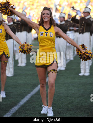 18. September 2010 führt - Laramie, Wyoming, Vereinigte Staaten von Amerika - A Wyoming Cheerleader vor dem Spiel in dem Boise State Wyoming, 51-6, im War Memorial Stadion besiegt. (Kredit-Bild: © Andrew Fielding/Southcreek Global/ZUMApress.com) Stockfoto