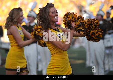 18. September 2010 - Laramie, Wyoming, Vereinigte Staaten von Amerika - Wyoming Cheerleader führen Sie vor dem Spiel in die Boise State Wyoming, 51-6, im War Memorial Stadion besiegt. (Kredit-Bild: © Andrew Fielding/Southcreek Global/ZUMApress.com) Stockfoto