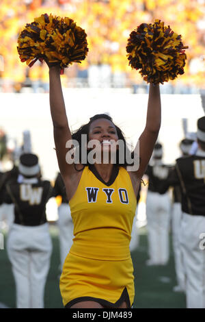 18. September 2010 führt - Laramie, Wyoming, Vereinigte Staaten von Amerika - A Wyoming Cheerleader vor dem Spiel wie Boise State Wyoming, 51-6, im War Memorial Stadion besiegt. (Kredit-Bild: © Andrew Fielding/Southcreek Global/ZUMApress.com) Stockfoto