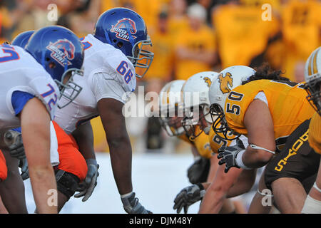 18. September 2010 bereiten - Laramie, Wyoming, Vereinigte Staaten von Amerika - die Broncos und Cowboys Linien in die Schlacht an der Linie, wie Boise State Wyoming, 51-6, im War Memorial Stadion besiegt. (Kredit-Bild: © Andrew Fielding/Southcreek Global/ZUMApress.com) Stockfoto