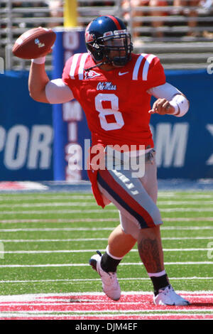 18. September 2010 - Oxford, Mississippi, Vereinigte Staaten von Amerika - Ole Miss QB Jeremiah Masoli (8) wirft downfield während Vanderbilt 28-14 Sieg über Ole Miss in Oxford, MS. (Credit-Bild: © Hays Collins/Southcreek Global/ZUMApress.com) Stockfoto