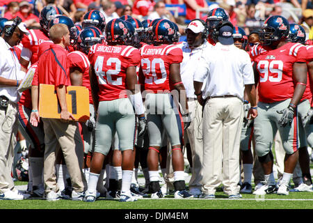 18. September 2010 - Oxford, Mississippi, Vereinigte Staaten von Amerika - Defense Koordinator Tyron Nix mit seiner Verteidigung während Vanderbilt spricht ist 28-14 Sieg über Ole Miss in Oxford, MS. (Credit-Bild: © Hays Collins/Southcreek Global/ZUMApress.com) Stockfoto