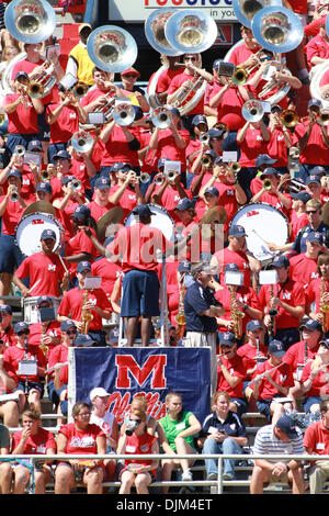 18. September 2010 - Oxford, Mississippi, Vereinigte Staaten von Amerika - The Ole Miss Band versucht, das Publikum bei Vanderbilts-28-14-Sieg über Ole Miss in Oxford, MS. zu Pumpen (Credit-Bild: © Hays Collins/Southcreek Global/ZUMApress.com) Stockfoto