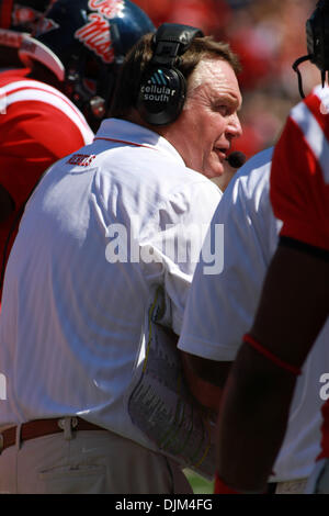 18. September 2010 - Oxford, Mississippi, Vereinigte Staaten von Amerika - Ole Miss Head Coach spricht zu seinem Team während Vanderbilt ist 28-14 Sieg über Ole Miss in Oxford, MS. (Credit-Bild: © Hays Collins/Southcreek Global/ZUMApress.com) Stockfoto