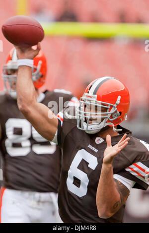 19. September 2010 in Cleveland Browns Stadium in Cleveland Ohio spielte - Cleveland, Ohio, Vereinigte Staaten von Amerika - Cleveland Browns ab Seneca Wallace (6) vor dem Spiel gegen die Kansas City Chiefs erwärmt. (Kredit-Bild: © Frank Jansky/Southcreek Global/ZUMApress.com) Stockfoto