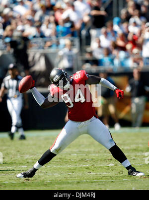 19. September 2010 - Charlotte, NC - DIRK SHADD |  Zeiten. OT 328120 SHAD BUCS 06 (19.09.10 Charlotte, N.C.)  Tampa Bay Buccaneers defensive End Kyle Moore (94) feiert ein Fumble von Carolina Panthers erholt quarterback Matt Moore (3) auf der Tampa Bay 38-Yard-Linie, wie er durch Bucs Ddefensive Ende Tim Crowder (96) zu Beginn des 4. Quartals bei Bank of America Stadi sacked war Stockfoto