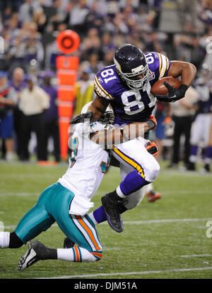 19. September 2010 - Minneapolis, Minnesota, Vereinigte Staaten von Amerika - Minnesota Vikings-Tight-End Visanthe Shiancoe #81 macht einen Haken im 1. Quartal des Spiels gegen die Miami Dolphins.  Die Delphine besiegte die Wikinger 14-10 im Mall of America Field. (Kredit-Bild: © Marilyn Indahl/Southcreek Global/ZUMApress.com) Stockfoto