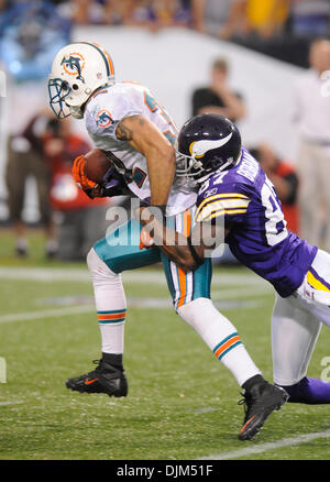 19. September 2010 - Minneapolis, Minnesota, Vereinigte Staaten von Amerika - Miami Dolphins Cornerback Jason Allen #32 macht eine Interception im 4. Quartal des Spiels gegen die Minnesota Vikings.  Die Delphine besiegte die Wikinger 14-10 im Mall of America Field. (Kredit-Bild: © Marilyn Indahl/Southcreek Global/ZUMApress.com) Stockfoto