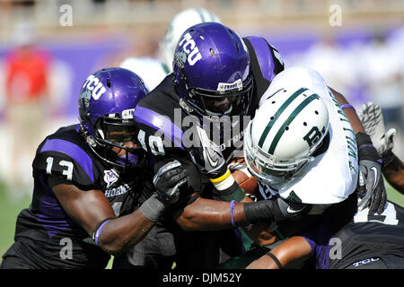 19. September 2010 - Fort Worth, Texas, Vereinigte Staaten von Amerika - 18. September 2010 - Fort Worth, Texas, Vereinigte Staaten von Amerika - TCU Horned Frogs Linebacker Greg Burks (40) und TCU Horned Frogs Wide Receiver Antoine Hicks (13) befasst sich Baylor Bears Wide Receiver Terrance Williams (2) während des Spiels zwischen der Baylor University Bears und die Texas Christian University gehörnten Frösche am Stockfoto