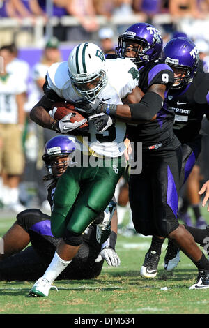 19. September 2010 - Fort Worth, Texas, Vereinigte Staaten von Amerika - 18. September 2010 - Fort Worth, Texas, Vereinigte Staaten von Amerika - Baylor Bears Quarterback Brody Trahan (13) ruft Tackle von TCU Horned Frogs Safety Alex Ibiloye (9) während des Spiels zwischen der Baylor University Bears und die Texas Christian University gehörnte Frösche im Amon G. Carter Stadium in Fort Worth, Texas. TCU gewinnt ov Stockfoto