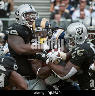 19. September 2010 - Oakland, Kalifornien, USA - NFL Football - Oakland Raiders Vs St. Louis Rams in Oakland-Alameda County Coliseum Sonntag, 19. September 2010. Oakland Raiders defensive gegen JOHN HENDERSON #79 und Linebacker ROLANDO McCLAIN #55 gegen St. Louis Rams Running Back Steven Jackson #39. Raiders Niederlage rammt 14 bis 16. (Kredit-Bild: © Al Golub/ZUMApress.com) Stockfoto