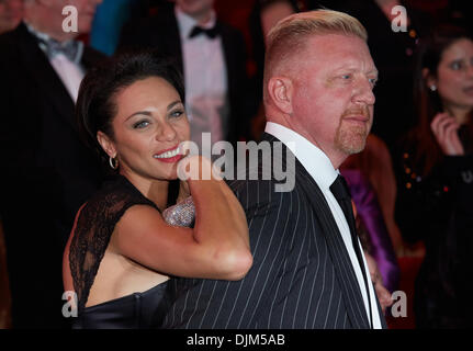 Hamburg, Deutschland. 28. November 2013. Ehemaliger Tennis pro Boris Becker und seine Frau Lilly nach der Premiere von das musical "Phantom der Oper" in Hamburg, Deutschland, 28. November 2013 verlassen. Das Musical ist für zehn Monate nach Hamburg zurückgekehrt. Foto: GEORG WENDT/Dpa/Alamy Live News Stockfoto