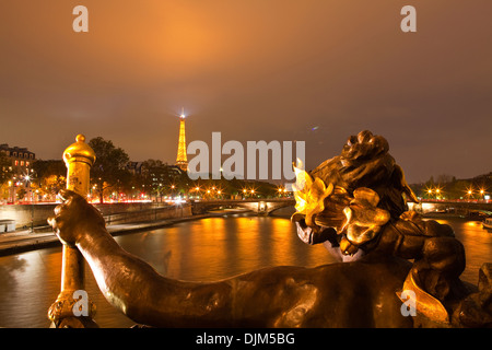 Der Blick vom Pont Alexandre III entlang dem Fluss Seine. Stockfoto