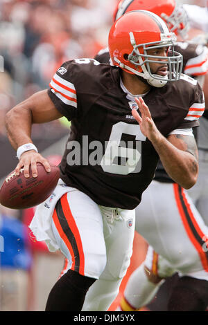 19. September 2010 - Cleveland, Ohio, Vereinigte Staaten von Amerika - Cleveland Browns quarterback Seneca Wallace (6) klettert während des Spiels gegen die Kansas City Chiefs in Cleveland Browns Stadium in Cleveland Ohio spielte.  Die Kansas City Chiefs gegen die Cleveland Browns 16-14. (Kredit-Bild: © Frank Jansky/Southcreek Global/ZUMApress.com) Stockfoto