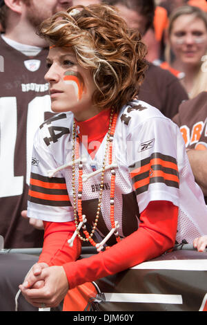 19. September 2010 - Cleveland, Ohio, Vereinigte Staaten von Amerika - A Cleveland Browns Fan auf der Tribüne während des Spiels gegen die Kansas City Chiefs.  Die Kansas City Chiefs gegen die Cleveland Browns 16-14 in das Spiel gespielt in Cleveland Browns Stadium in Cleveland Ohio. (Kredit-Bild: © Frank Jansky/Southcreek Global/ZUMApress.com) Stockfoto