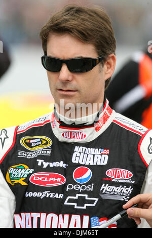 19. September 2010 im Besitz - Loudon, New Hampshire, Vereinigte Staaten von Amerika - Jeff Gordon, Rick Hendrick fährt #24, wie, die Chevrolet geht hinunter Grube r. gegen den Tribünen zu erwartende Menschenmenge auf dem New Hampshire Motor Speedway eingeführt werden. (Kredit-Bild: © Mark Box/Southcreek Global/ZUMApress.com) Stockfoto