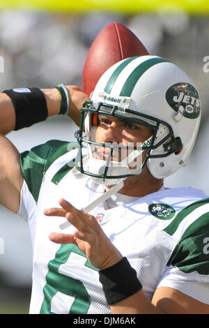 19. September 2010 - East Rutherford, New Jersey, Vereinigte Staaten von Amerika - New York Jets quarterback Mark Sanchez (6) warme Sup für Maßnahmen gegen die New England Patriots im New Meadowlands Stadium in East Rutherford New Jersey. Patrioten führen die Jets um 14-11 zur Halbzeit (Credit-Bild: © Brooks Van Arx/Southcreek Global/ZUMApress.com) Stockfoto