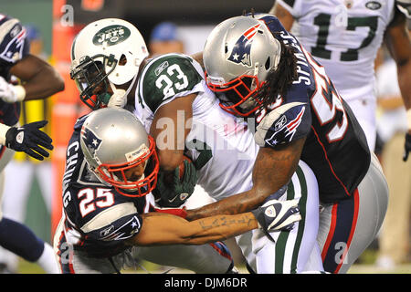 19. September 2010 - East Rutherford, New Jersey, Vereinigte Staaten von Amerika - New York Jets Runningback Shonn Greene (23) trafen sich an der Line Of Scrimmage von New England Patriots Safety Pat Chung (25) und New England Patriots Linebacker Brandon Spikes (55) im New Meadowlands Stadium in East Rutherford New Jersey. Die New England Patriots fallen zu den New York Jets 28-14 (Credit-Bild: © Stockfoto