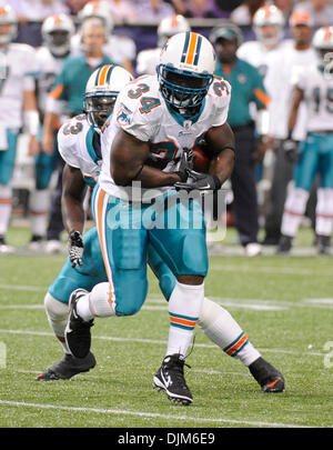19. September 2010 stürzt - Minneapolis, Minnesota, Vereinigte Staaten von Amerika - Miami Dolphins Runningback Ricky Williams #34 für 6 Yards gegen die Minnesota Vikings im 1. Quartal.  Die Delphine besiegte die Wikinger 14-10 im Mall of America Field. (Kredit-Bild: © Marilyn Indahl/Southcreek Global/ZUMApress.com) Stockfoto