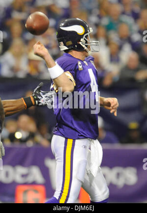 19. September 2010 - Minneapolis, Minnesota, Vereinigte Staaten von Amerika - Minnesota Vikings-Quarterback Brett Favre #4 befummelt den Ball wiederum einen Miami Dolphin Touchdown im 3. Quartal.  Die Delphine besiegte die Wikinger 14-10 im Mall of America Field. (Kredit-Bild: © Marilyn Indahl/Southcreek Global/ZUMApress.com) Stockfoto