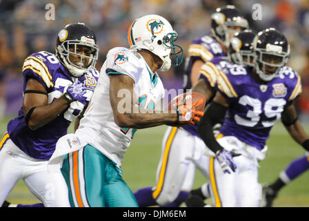 19. September 2010 - Minneapolis, Minnesota, Vereinigte Staaten von Amerika - Miami Dolphins Wide Receiver macht Brandon Marshall #19 13 Hof zu fangen, während im 3. Quartal von Minnesota Vikings Cornerback Antoine Winfield #26 abgedeckt.  Die Delphine besiegte die Wikinger 14-10 im Mall of America Field. (Kredit-Bild: © Marilyn Indahl/Southcreek Global/ZUMApress.com) Stockfoto