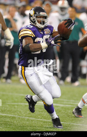 19. September 2010 stürzt - Minneapolis, Minnesota, Vereinigte Staaten von Amerika - Minnesota Vikings Runningback Adrian Peterson #28 während der Spielaktion gegen die Miami Dolphins.  Die Delphine besiegte die Wikinger 14-10 im Mall of America Field. (Kredit-Bild: © Marilyn Indahl/Southcreek Global/ZUMApress.com) Stockfoto